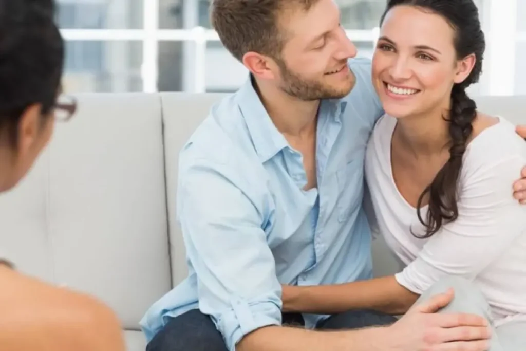 Casal feliz fazendo terapia