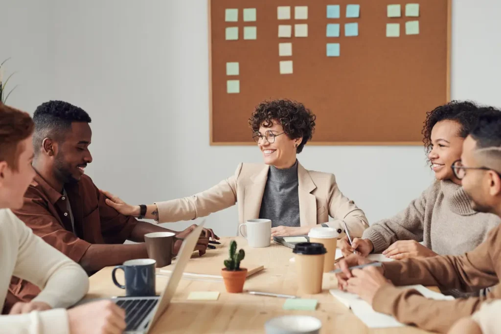 Cinco pessoas no ambiente de trabalho