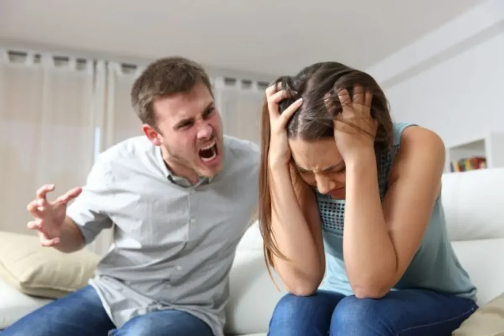 Homem agressivo e mulher com medo