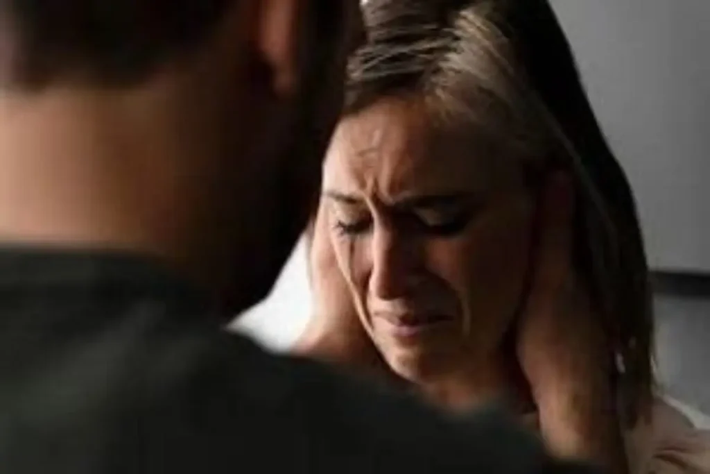 Mulher chorando em frente ao seu marido