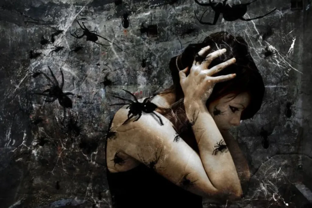 Mulher com medo de aranha