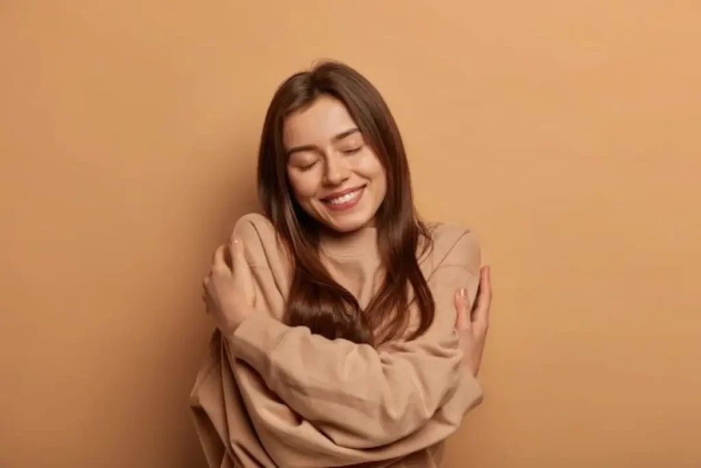 Mulher feliz se abraçando