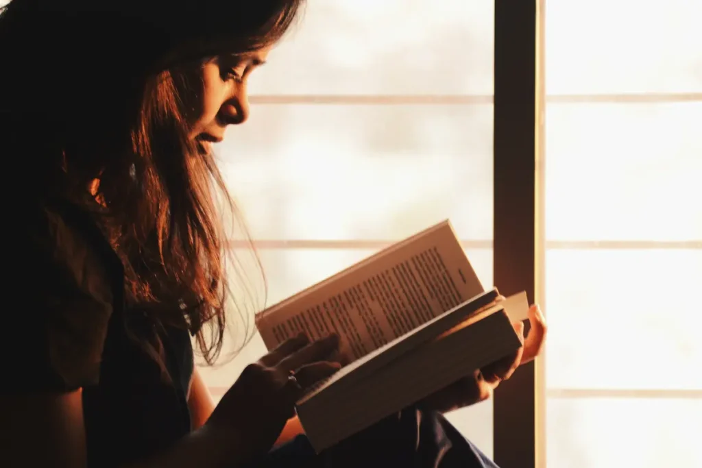 Mulher lendo um livro