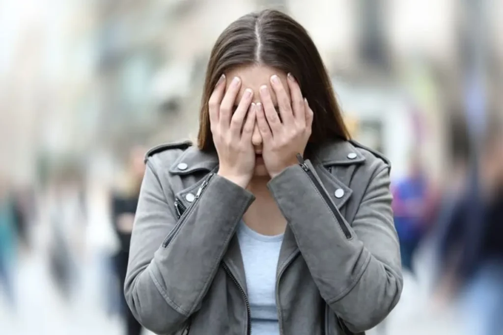 Mulher na rua tendo ataque de pânico