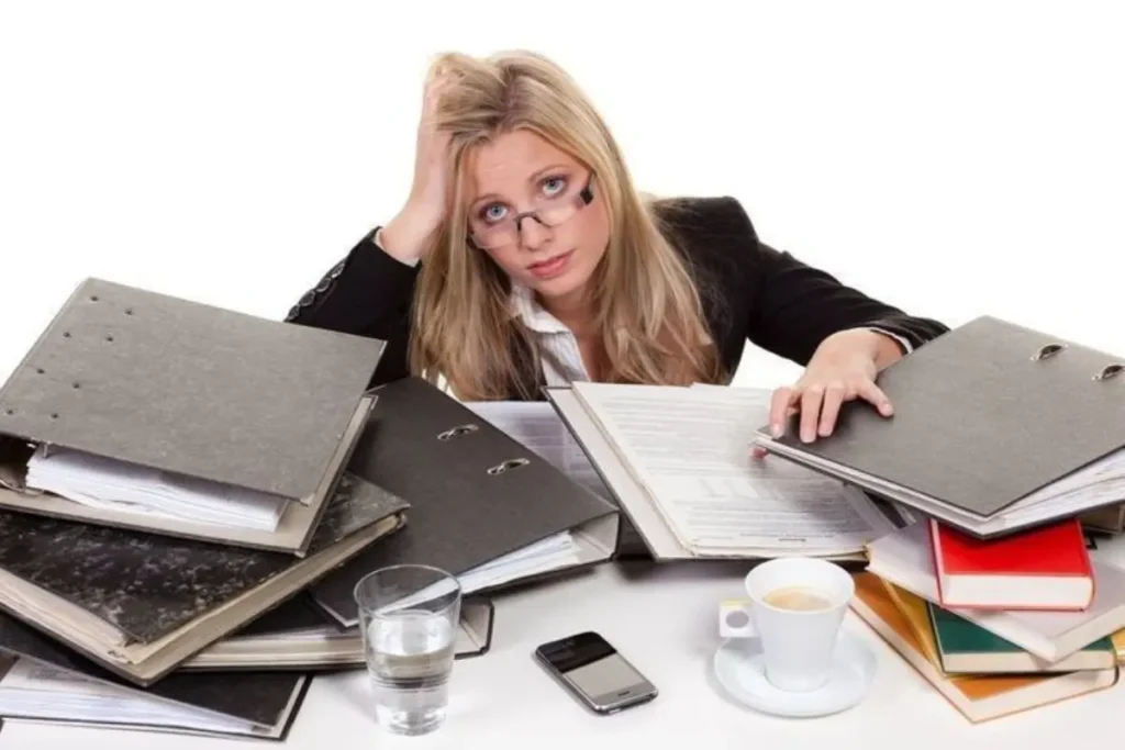 Mulher sobrecarregada no ambiente de trabalho