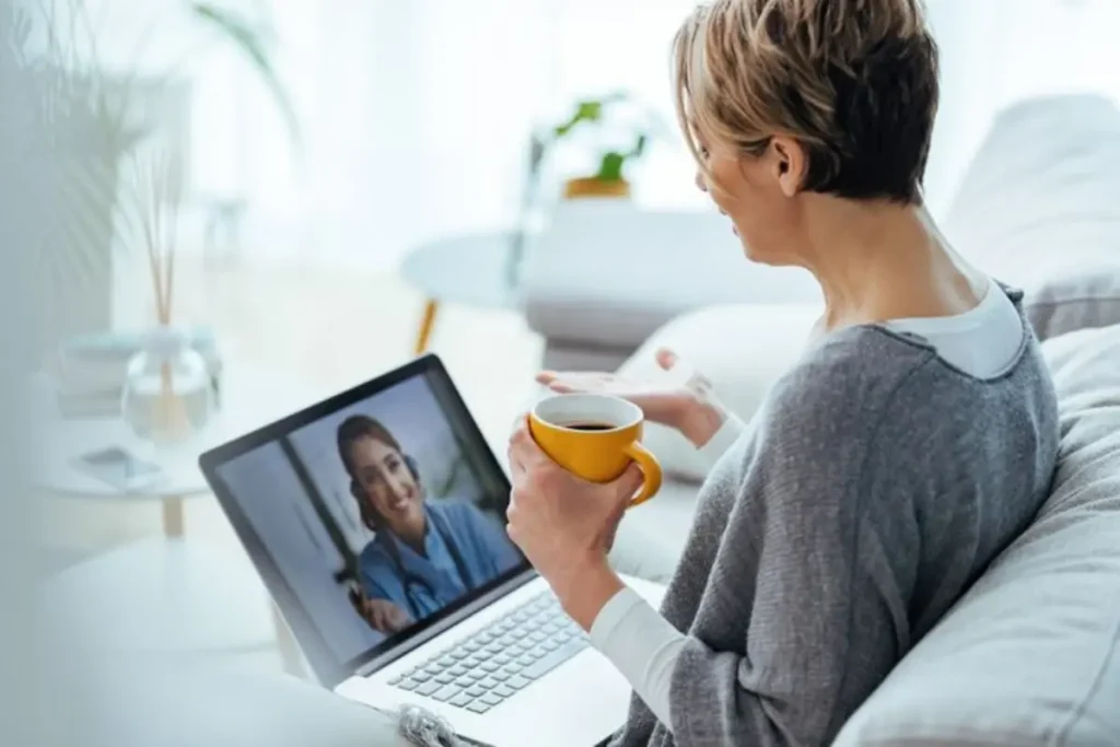 Paciente fazendo uma consulta online com uma Psicóloga