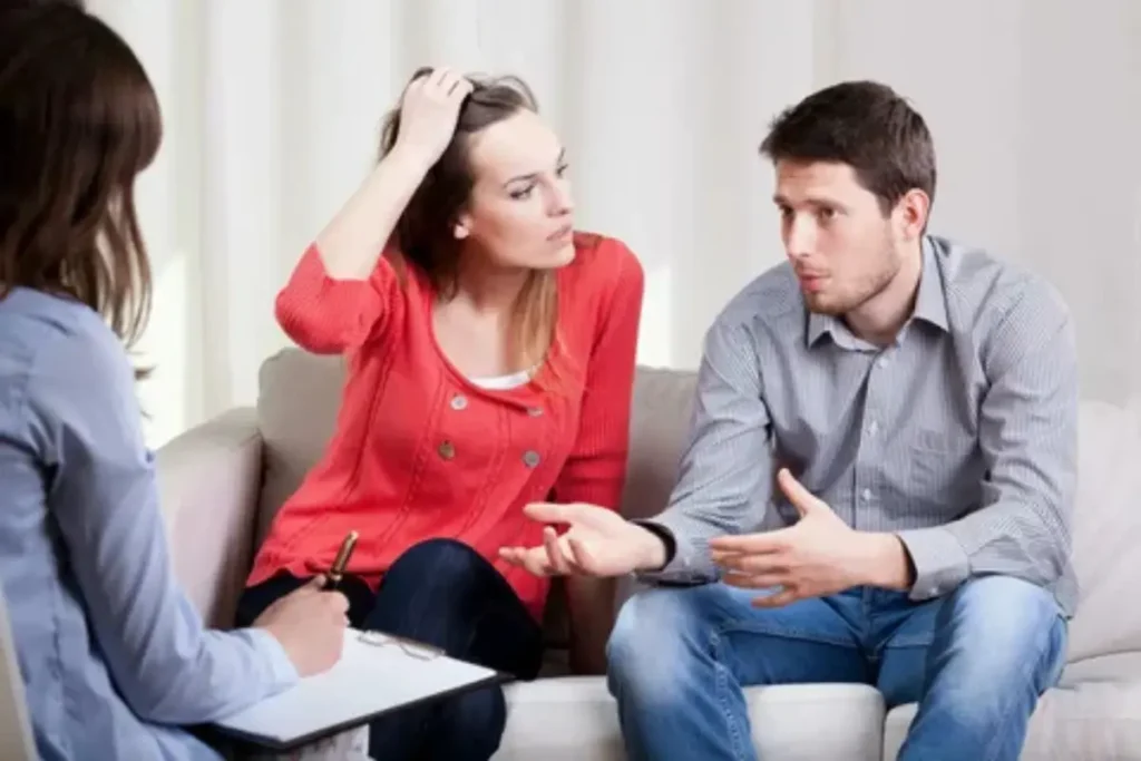 Casal em conflito fazendo terapia