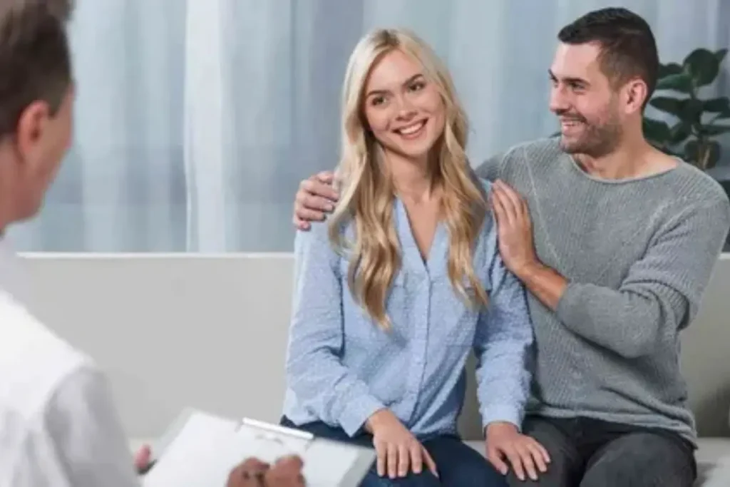 Casal feliz fazendo terapia