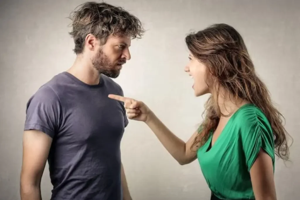 Homem e mulher discutindo