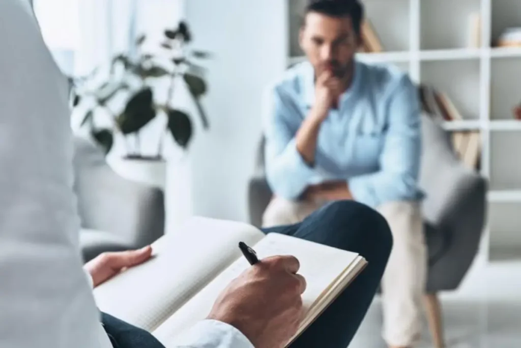 Homem em consulta com um Psicólogo