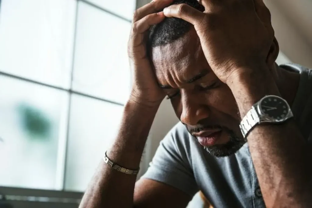 Homem triste com as mãos na cabeça