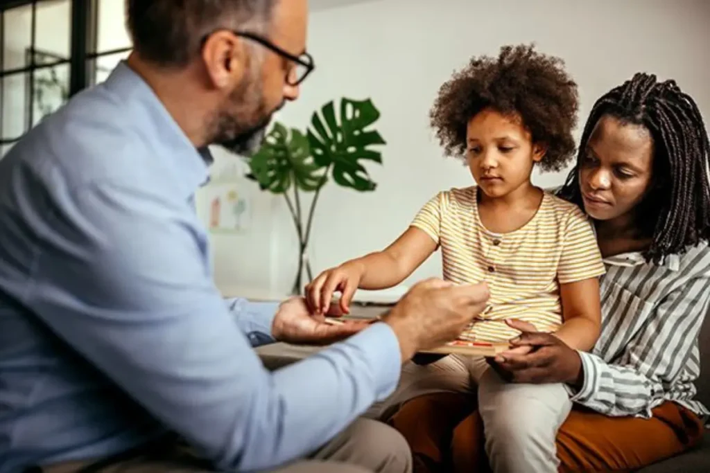 Mãe e filha em atendimento psicológico infantil