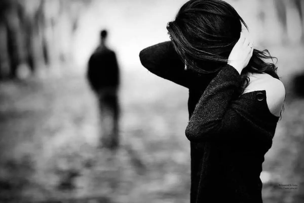 Medo do Abandono 5 Estratégias Para Construir Segurança Emocional - Mulher parada numa estrada e homem indo embora