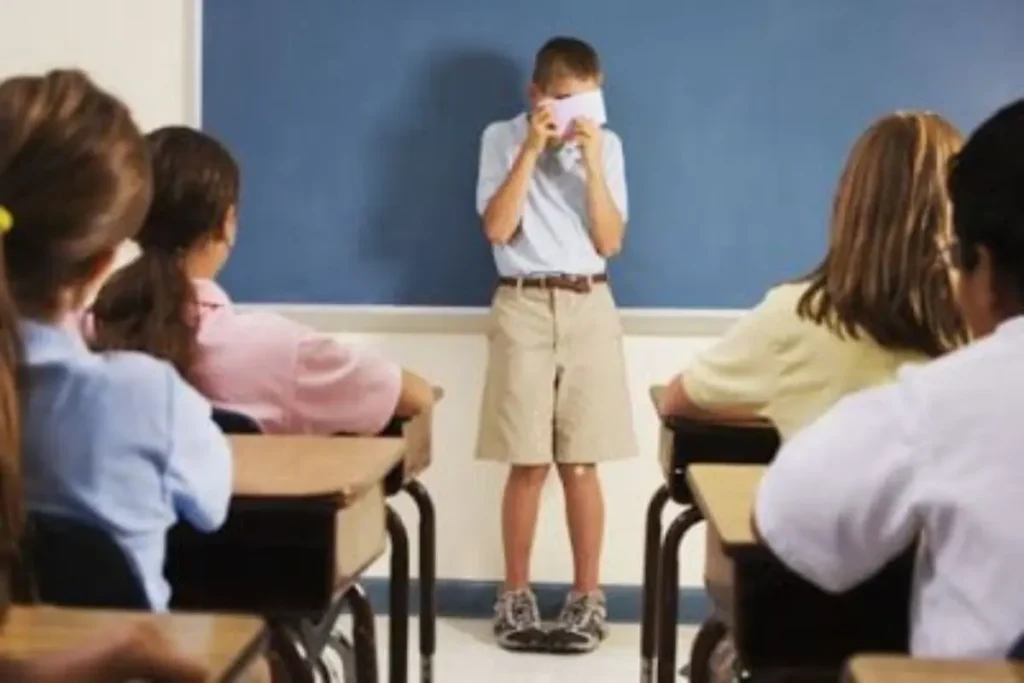 Menino tímido numa apresentação na escola