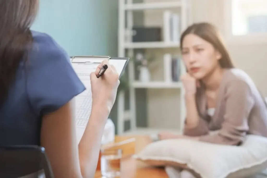 Mulher em atendimento psicológico