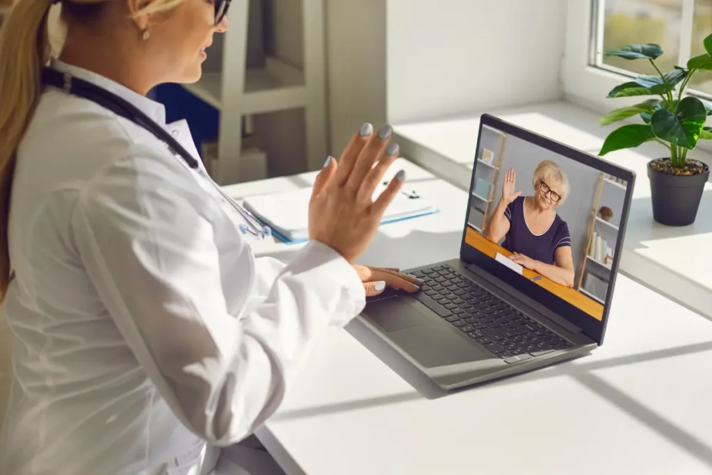 Mulher em atendimento psicológico online