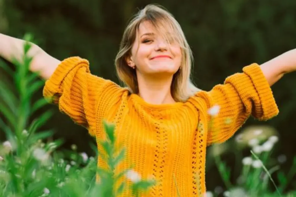 Mulher feliz com os braços abertos