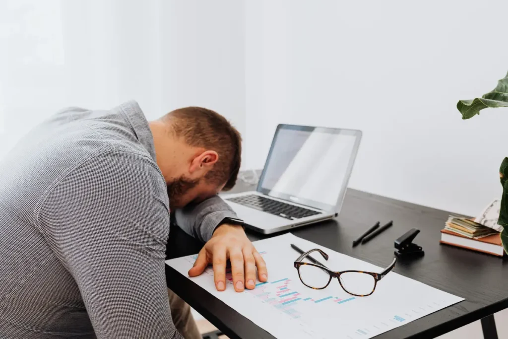 Homem cansado no trabalho