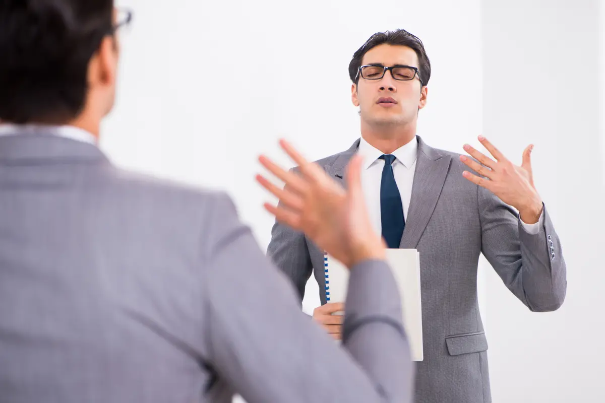 Homem treinando falar em frente ao espelho