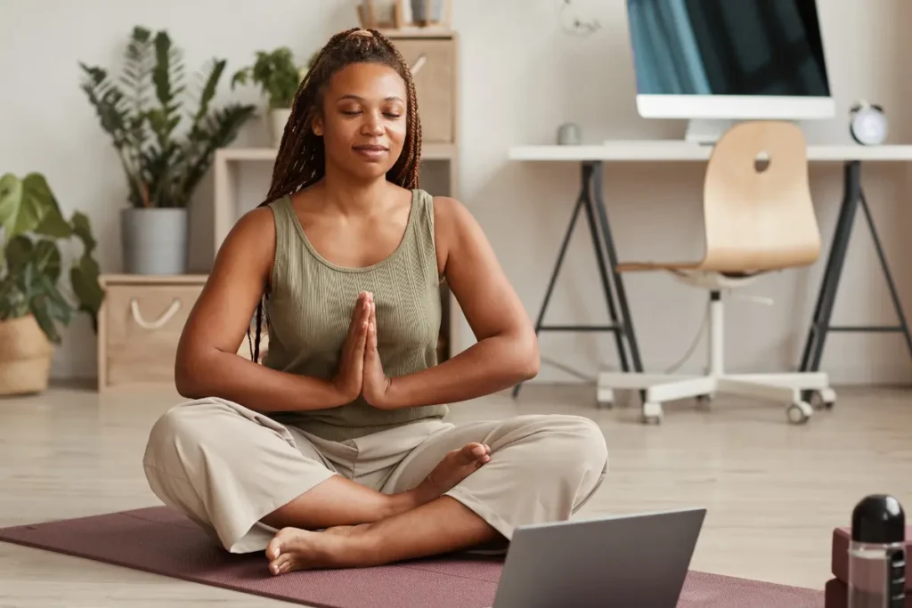 Mulher meditando