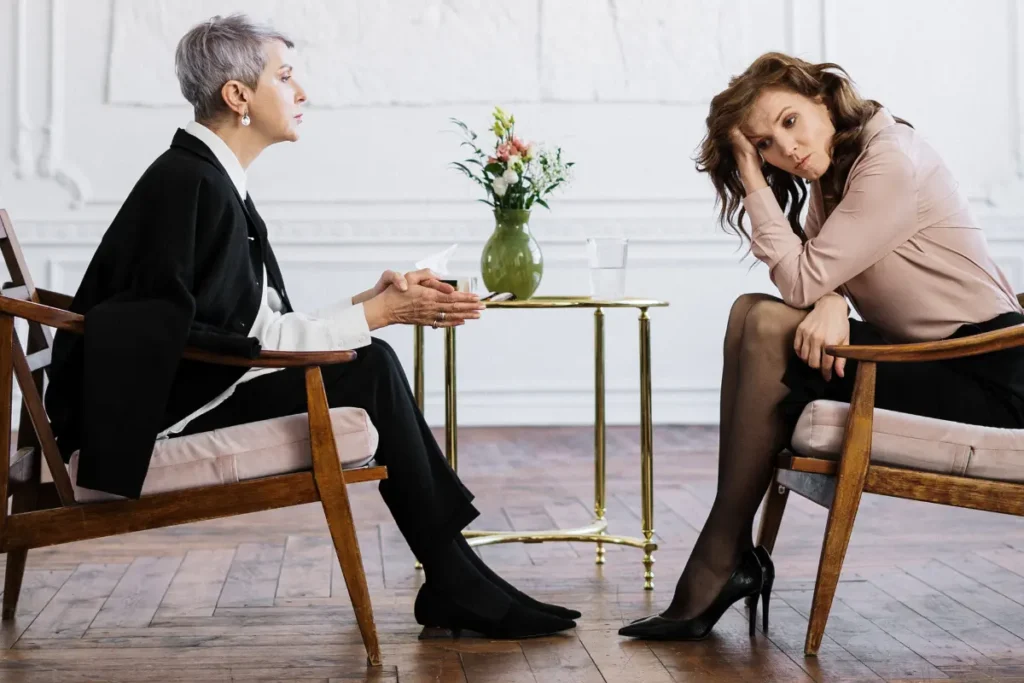 Mulher triste conversando com uma psicóloga
