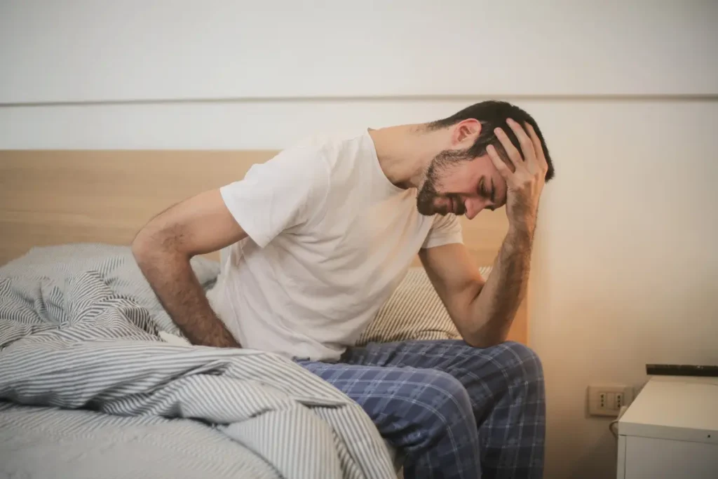 Homem acordando cansado