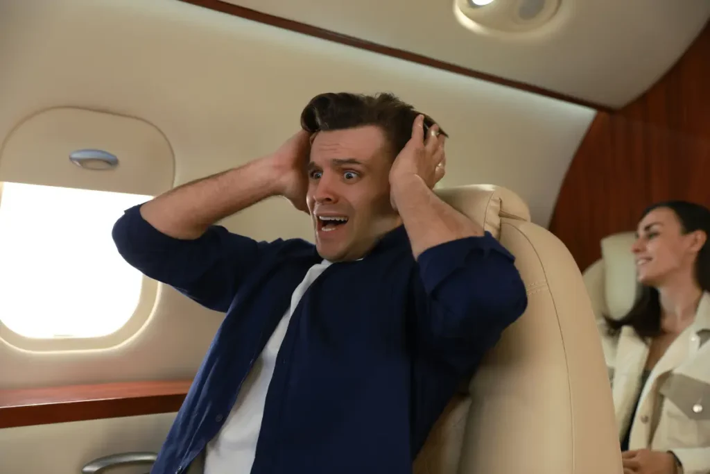 Homem com medo dentro do avião