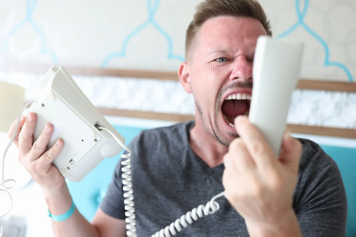 Homem irritado e sem paciência gritando no telefone