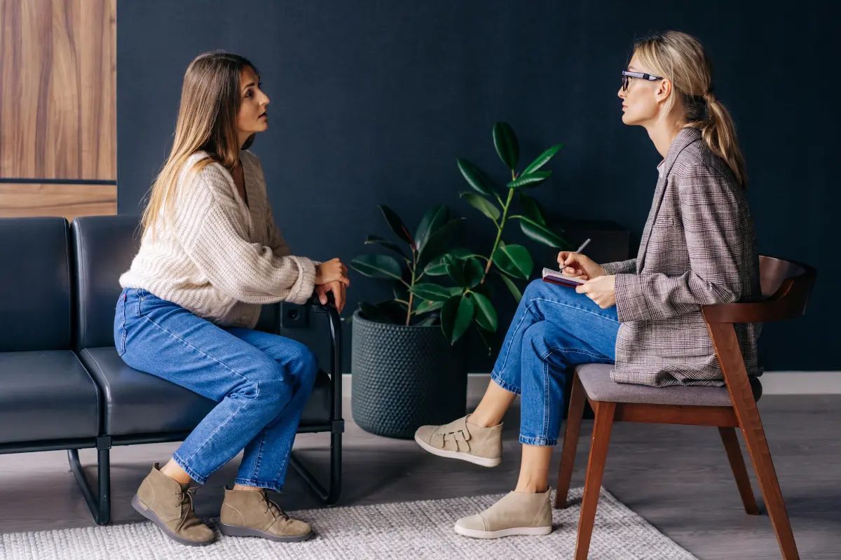 Mulher em atendimento psicológico